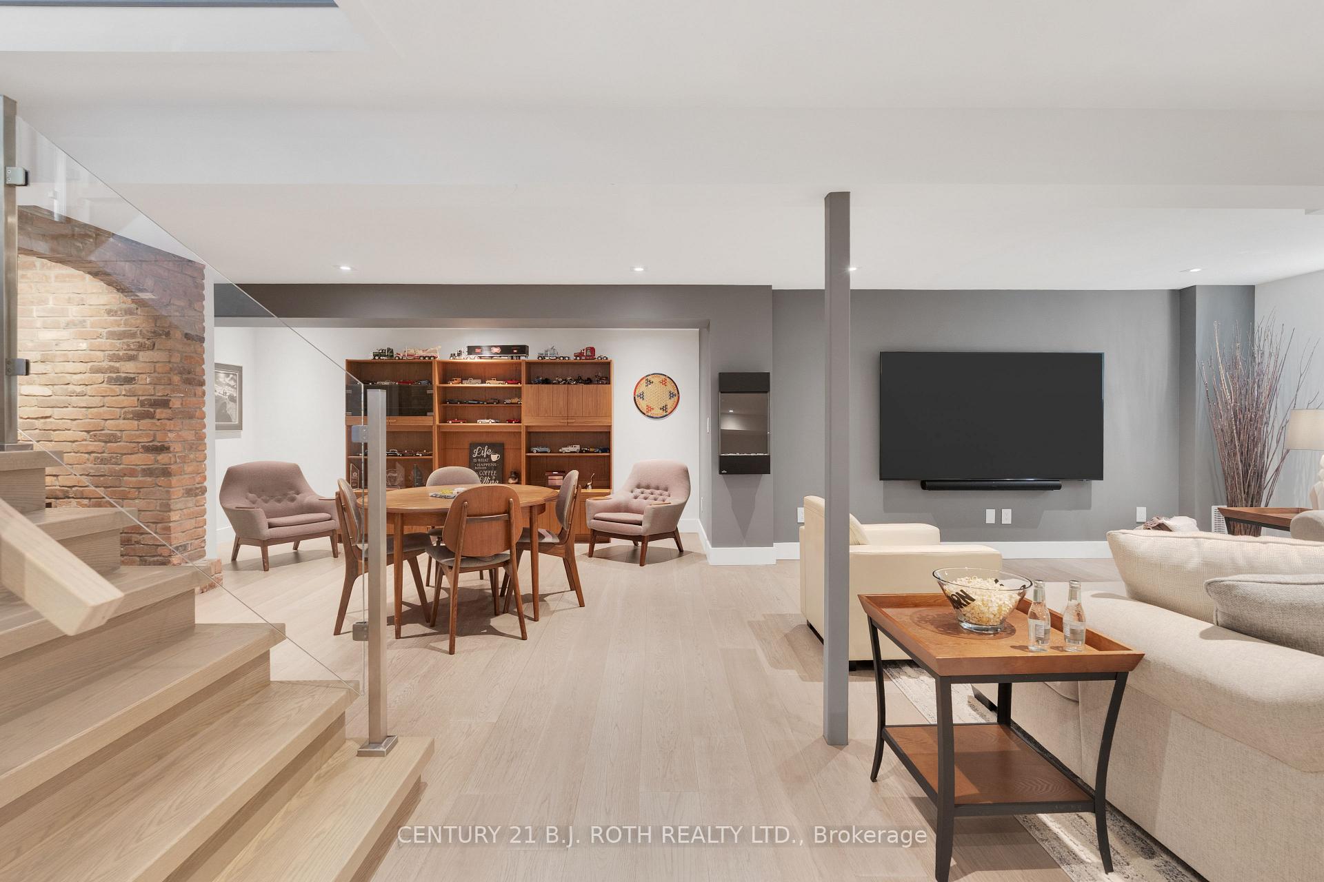247 Lakeshore Road E