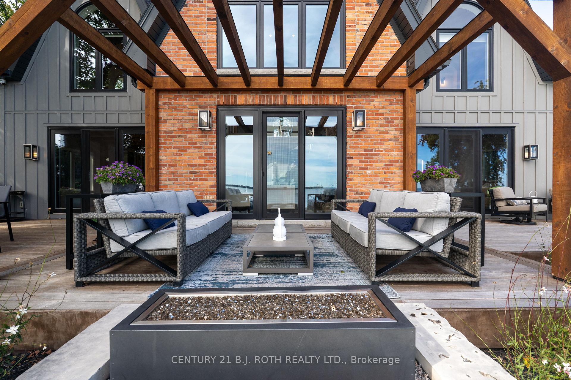 247 Lakeshore Road E