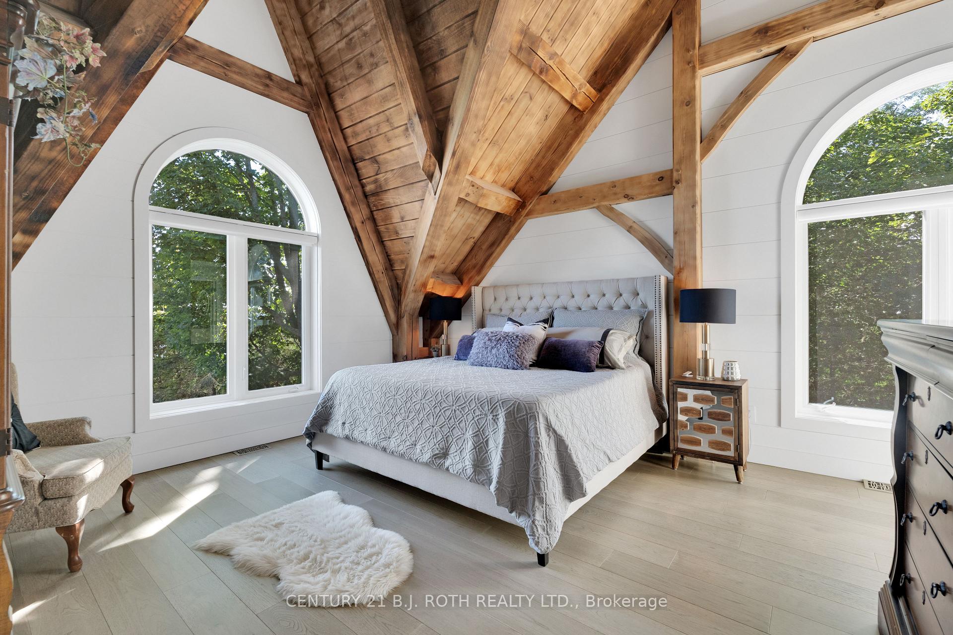 247 Lakeshore Road E