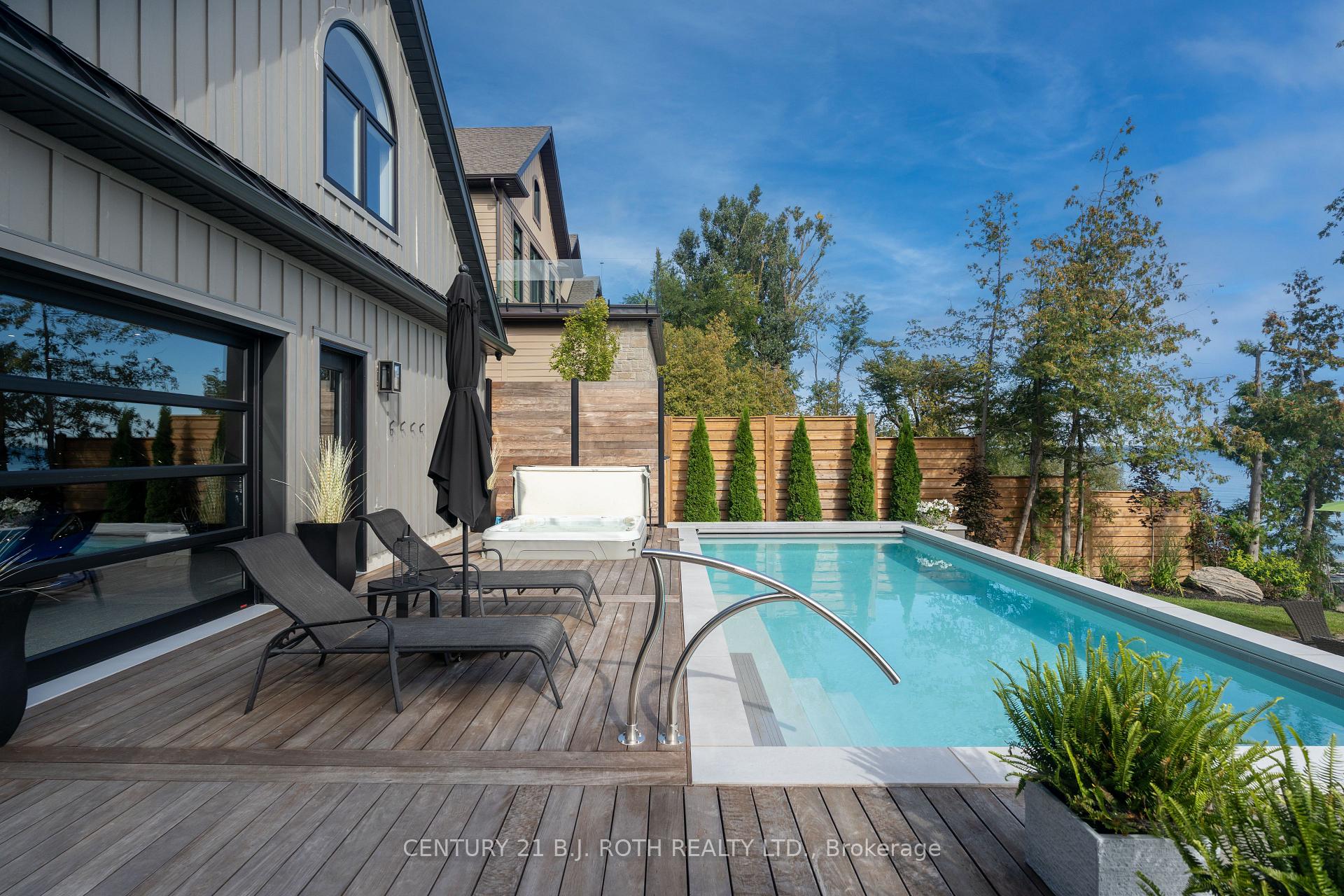 247 Lakeshore Road E