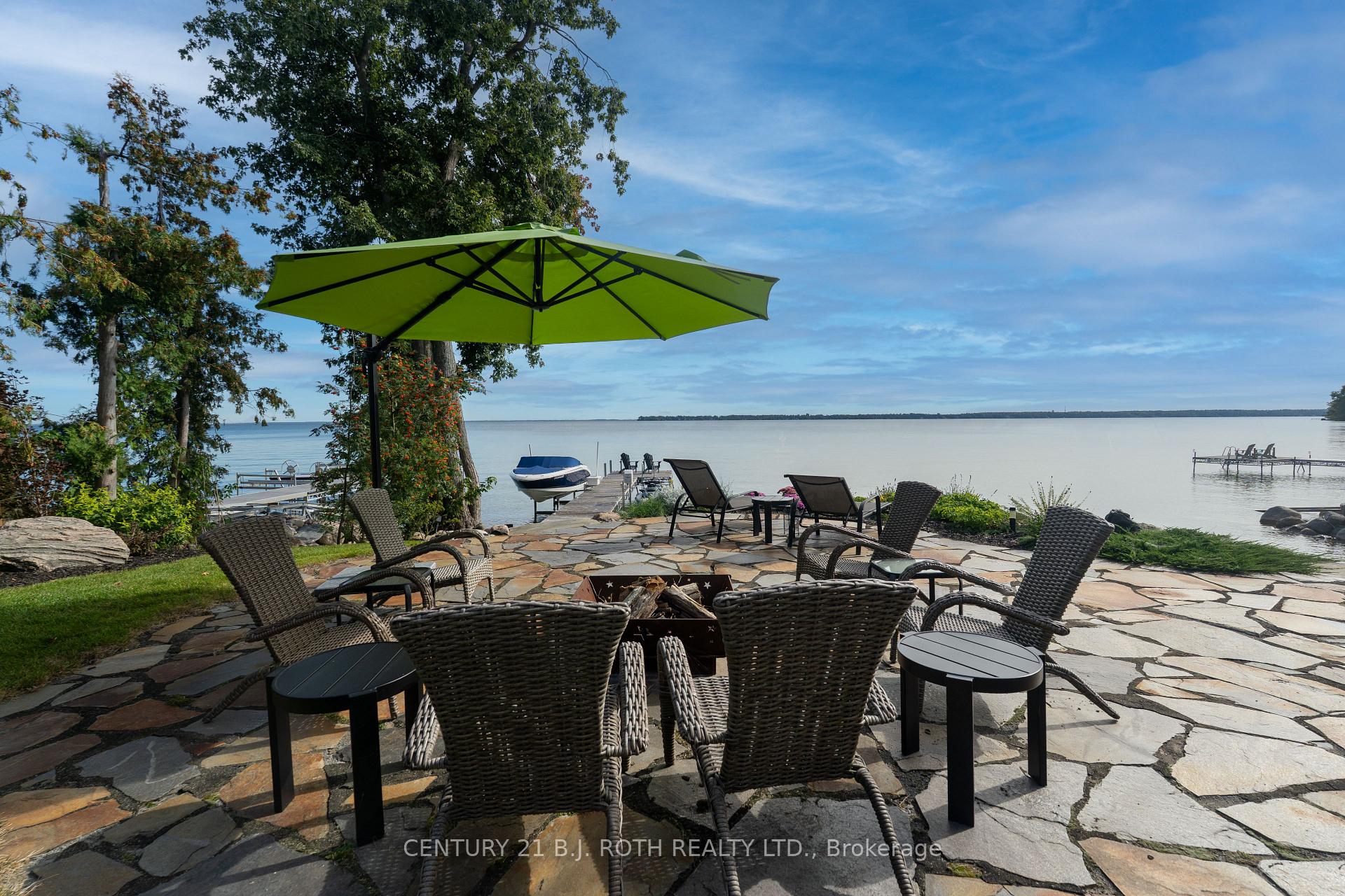 247 Lakeshore Road E