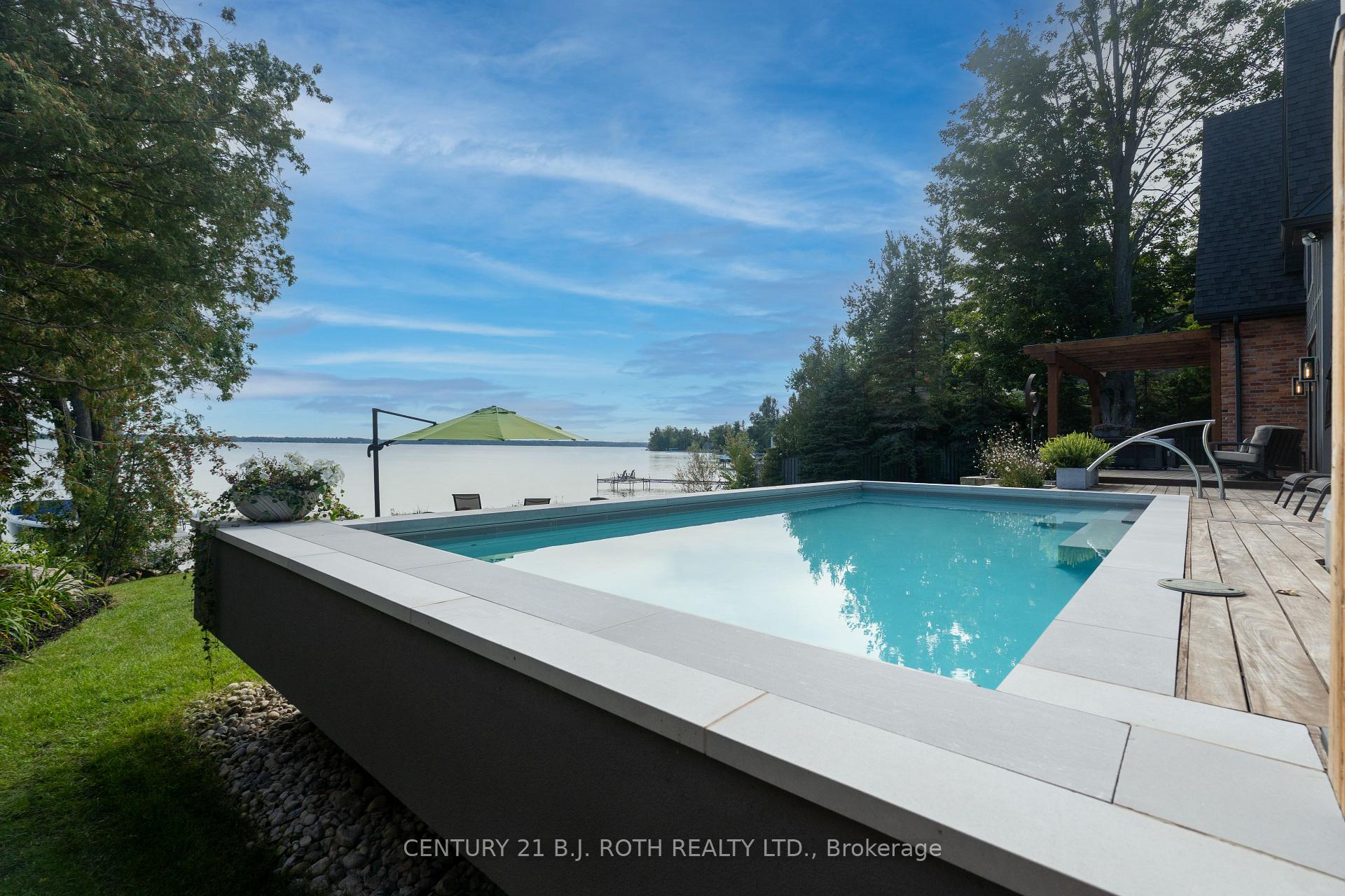 247 Lakeshore Road E