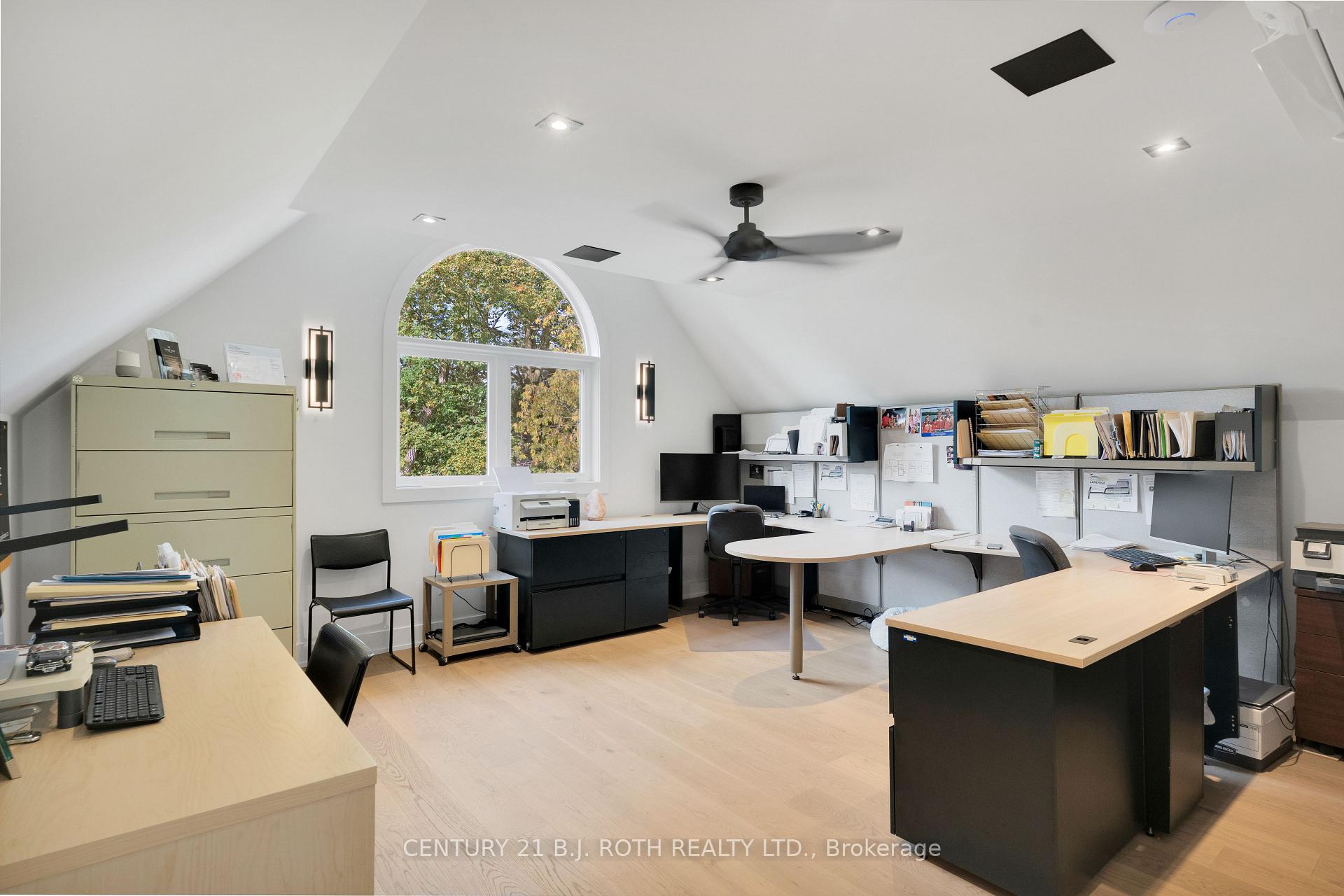 247 Lakeshore Road E
