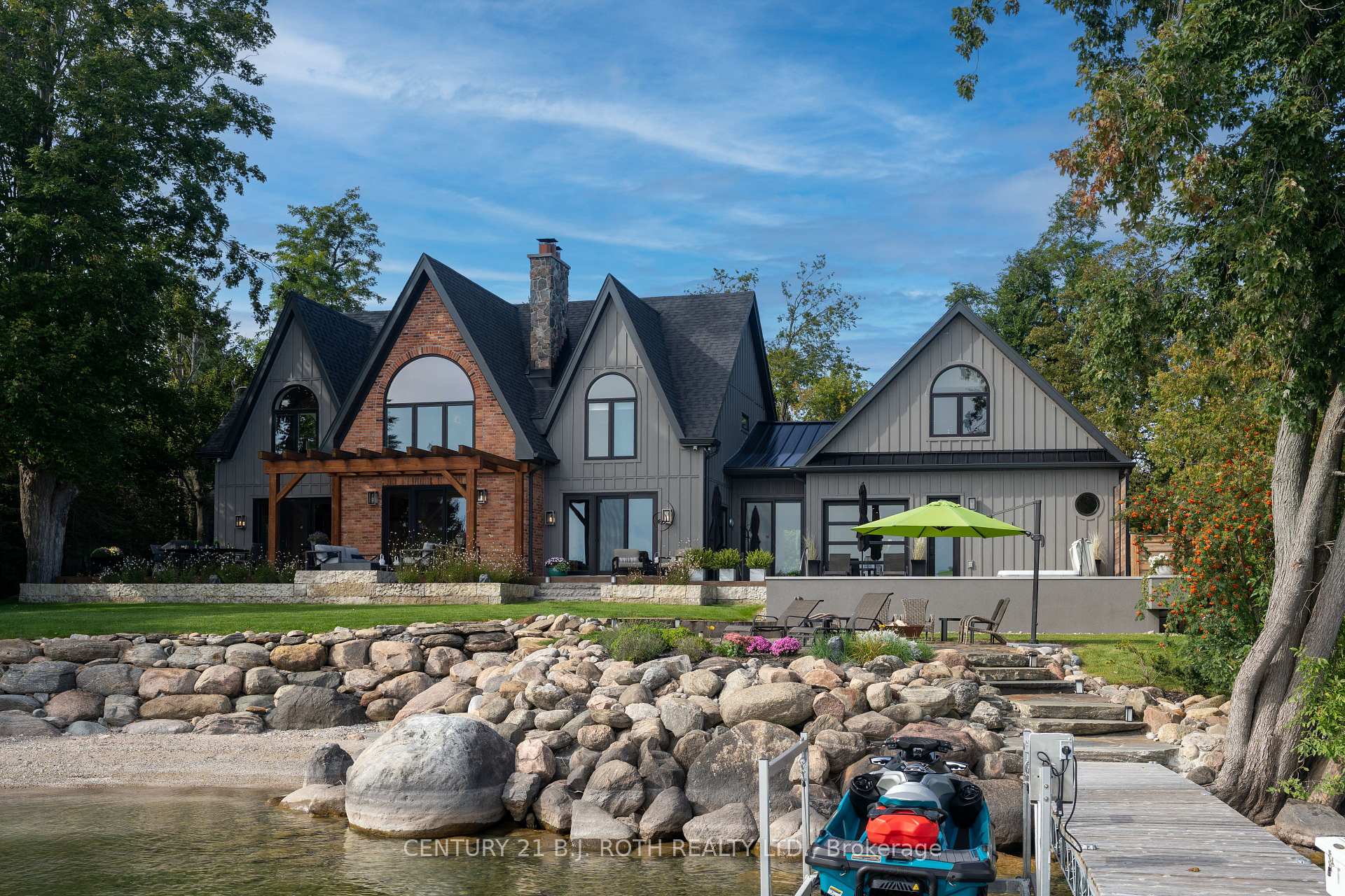 247 Lakeshore Road E