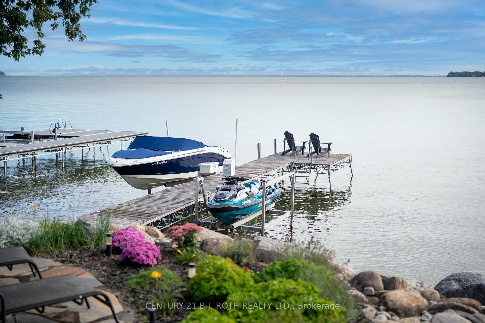 247 Lakeshore Road E