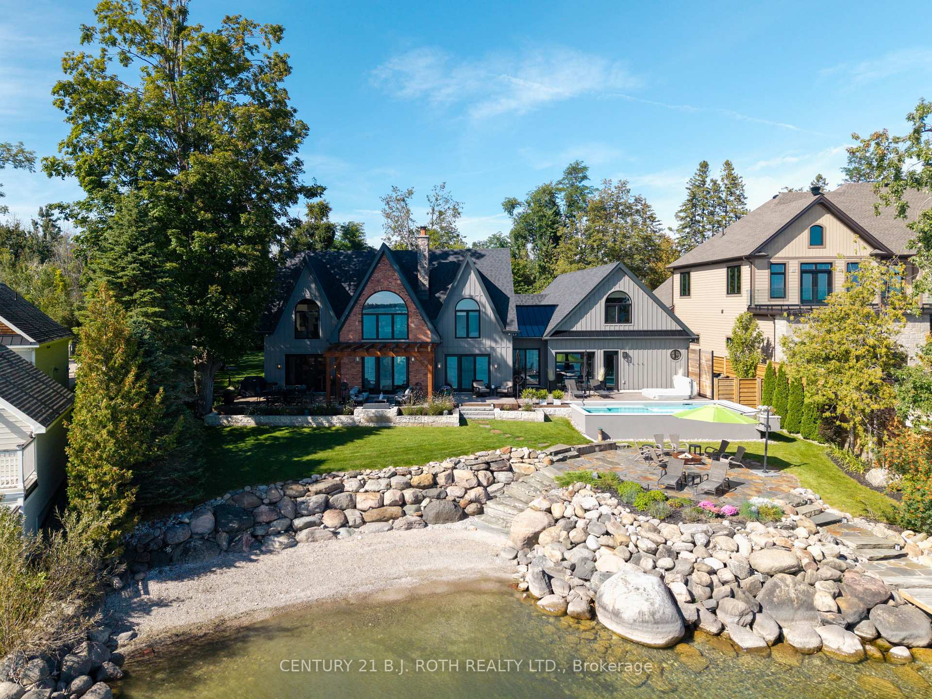 247 Lakeshore Road E