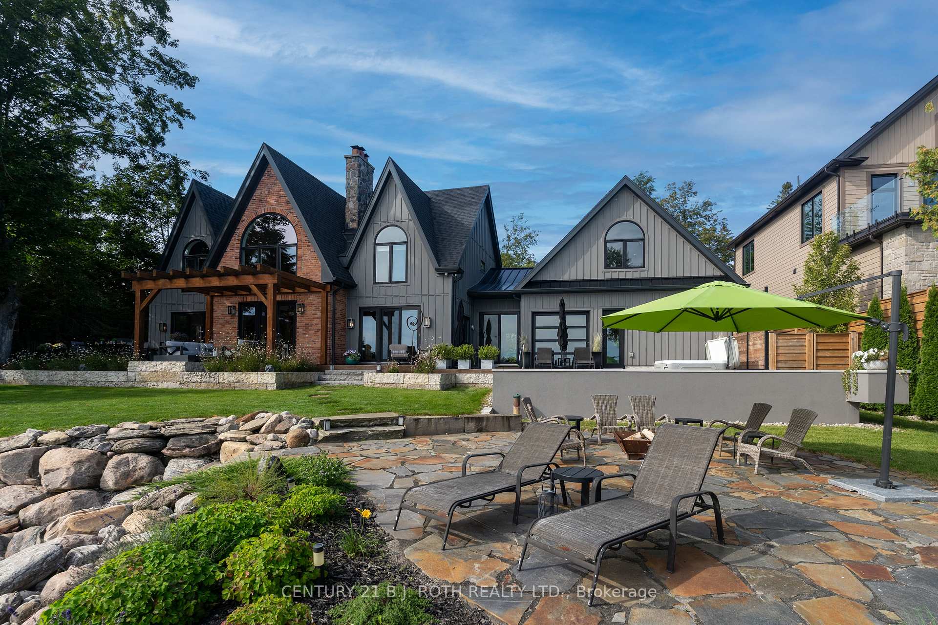 247 Lakeshore Road E