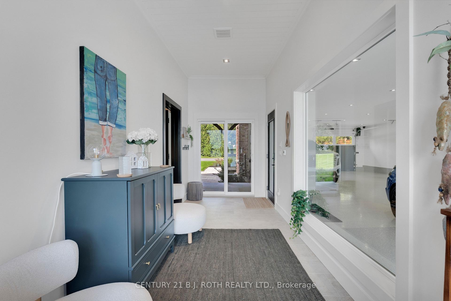 247 Lakeshore Road E