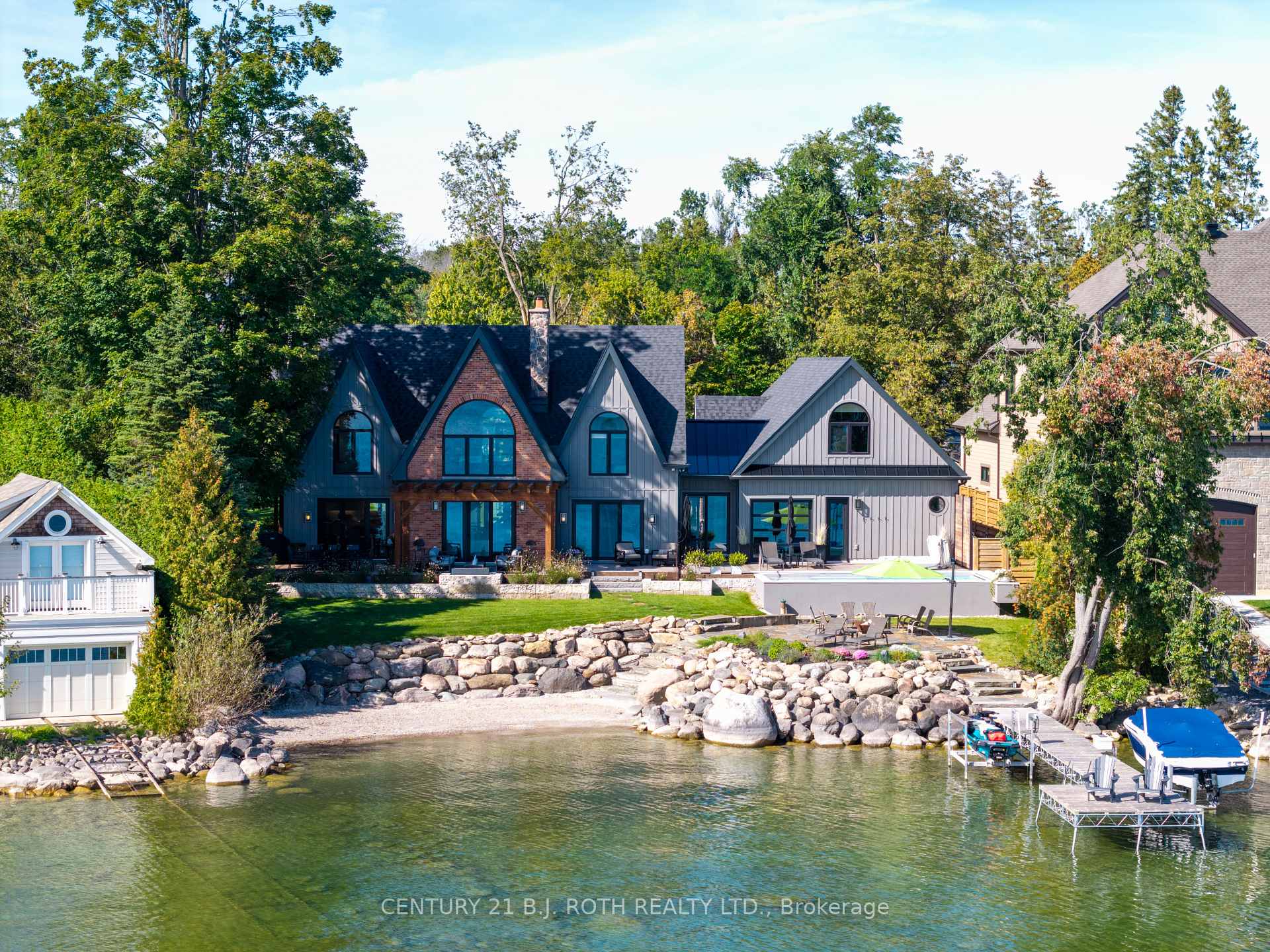 247 Lakeshore Road E