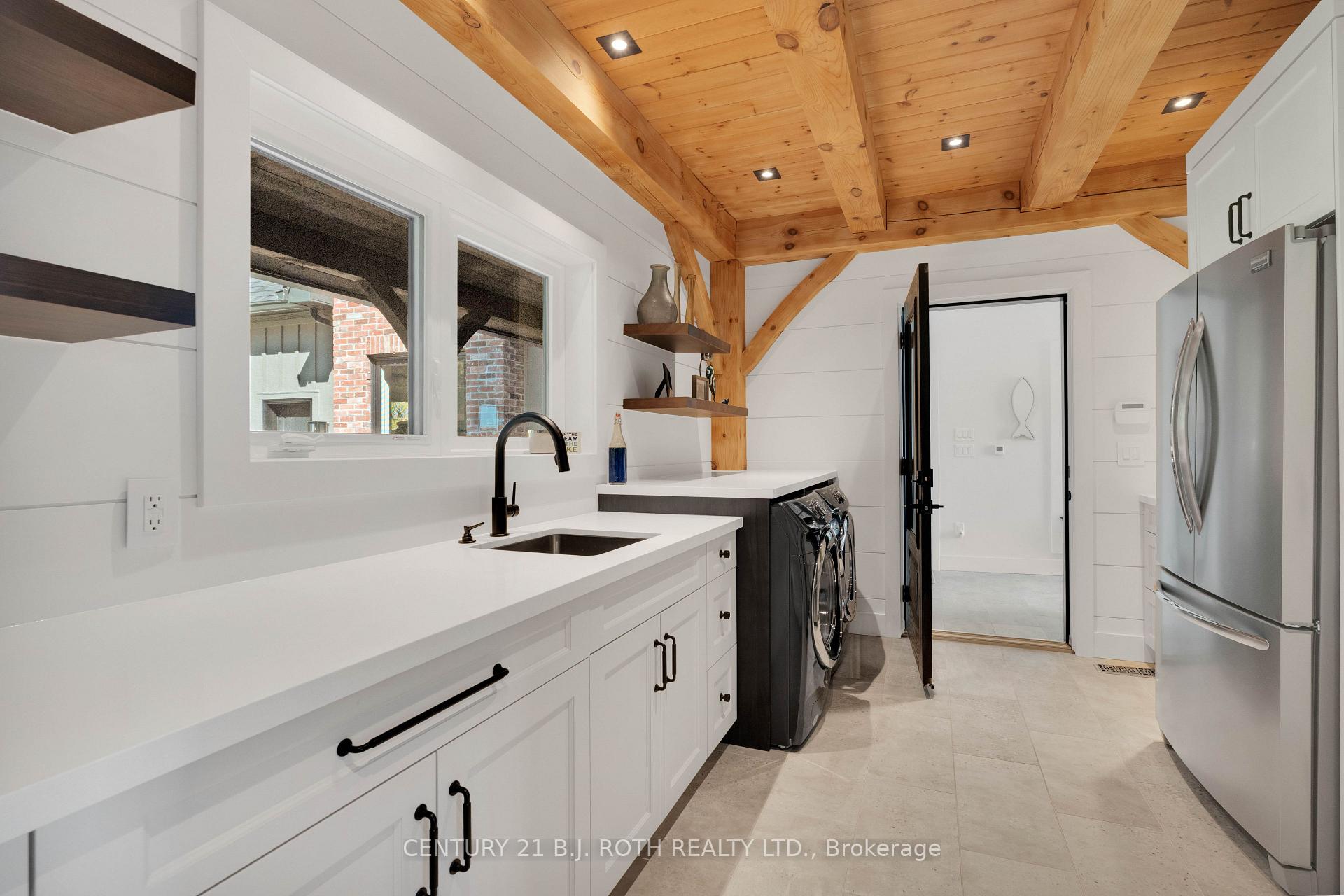 247 Lakeshore Road E