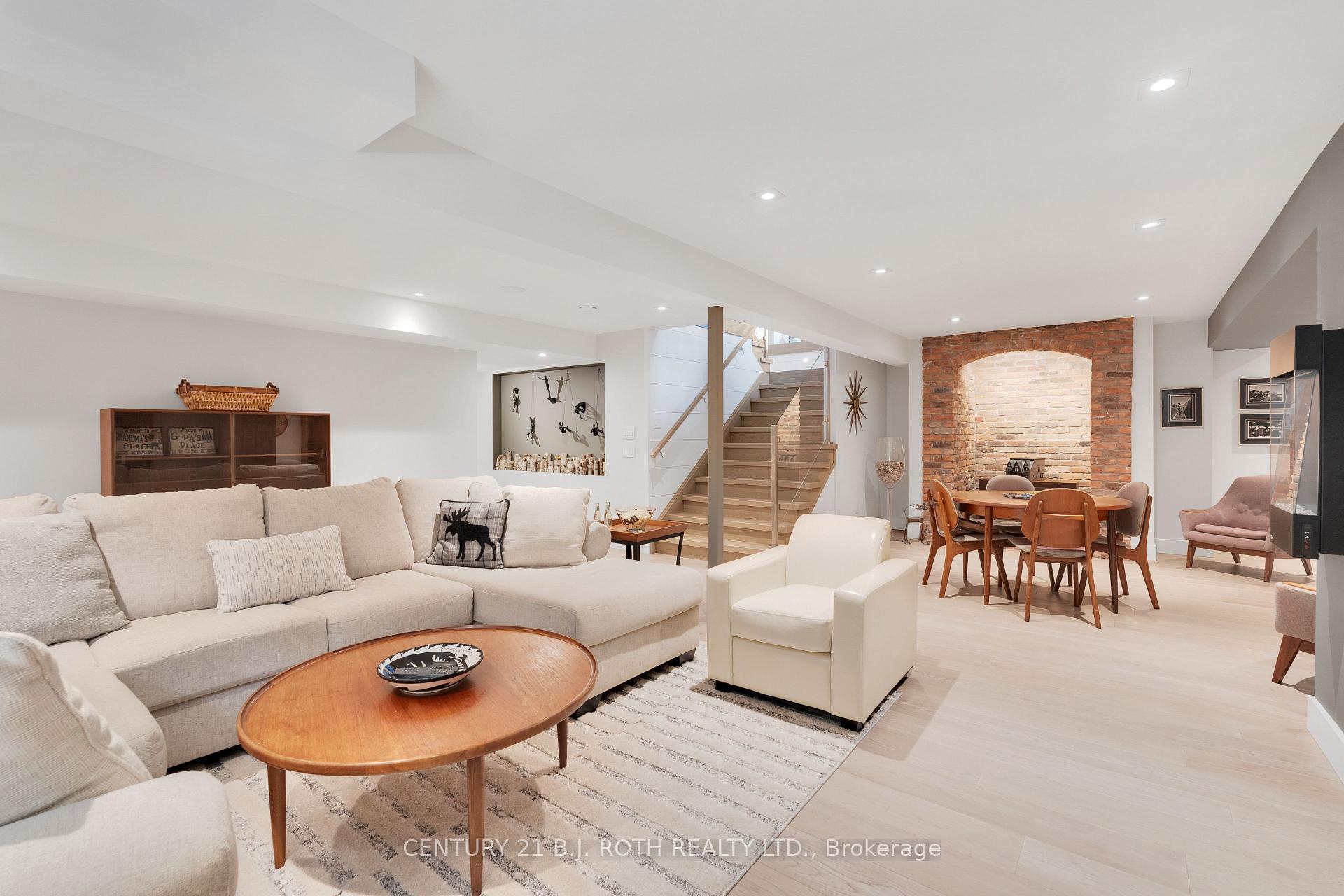 247 Lakeshore Road E