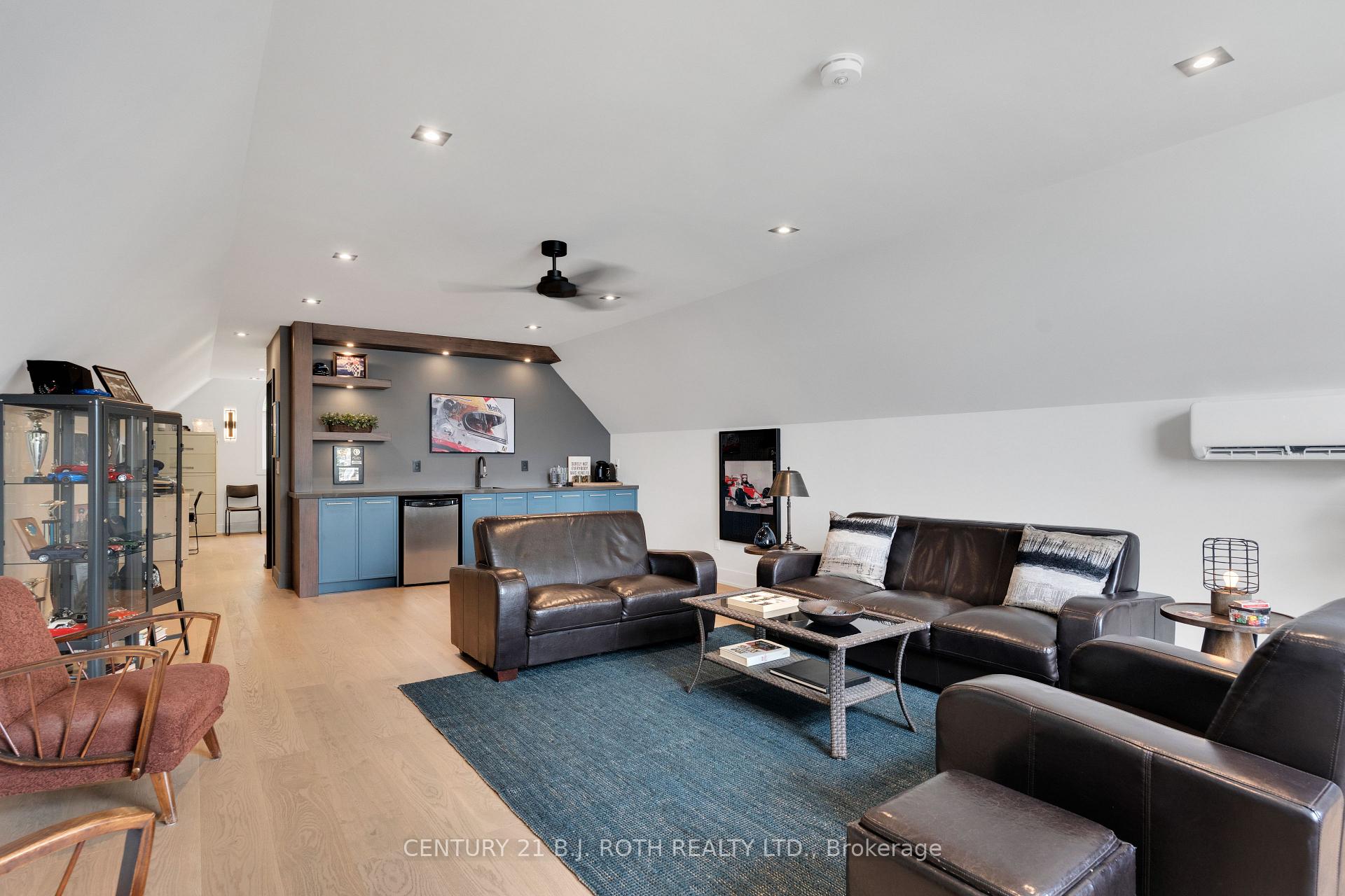 247 Lakeshore Road E
