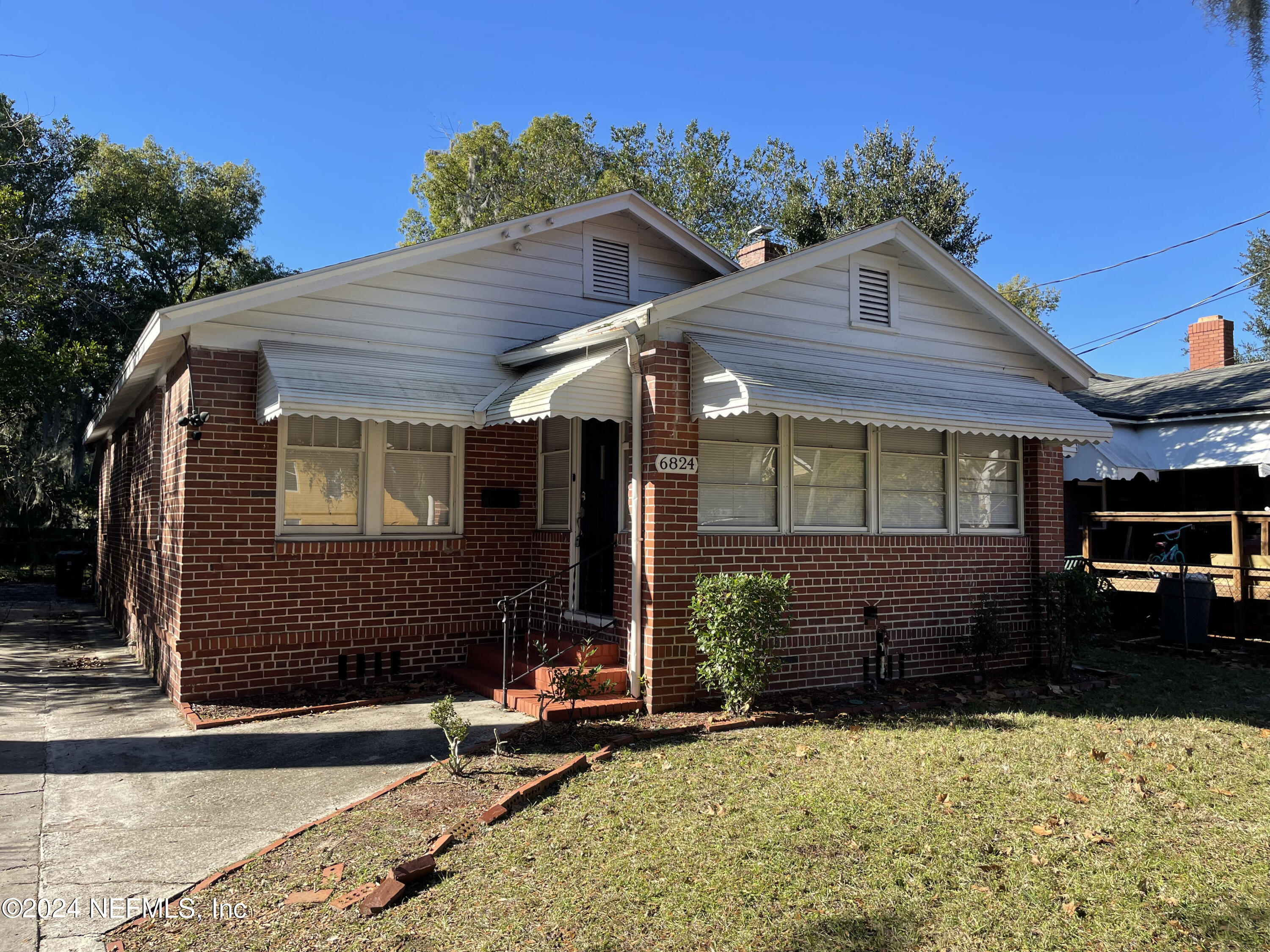 6824 N PEARL Street