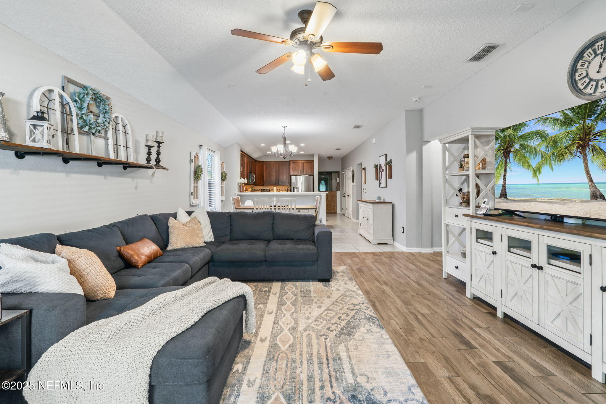 467 W NEW ENGLAND Drive