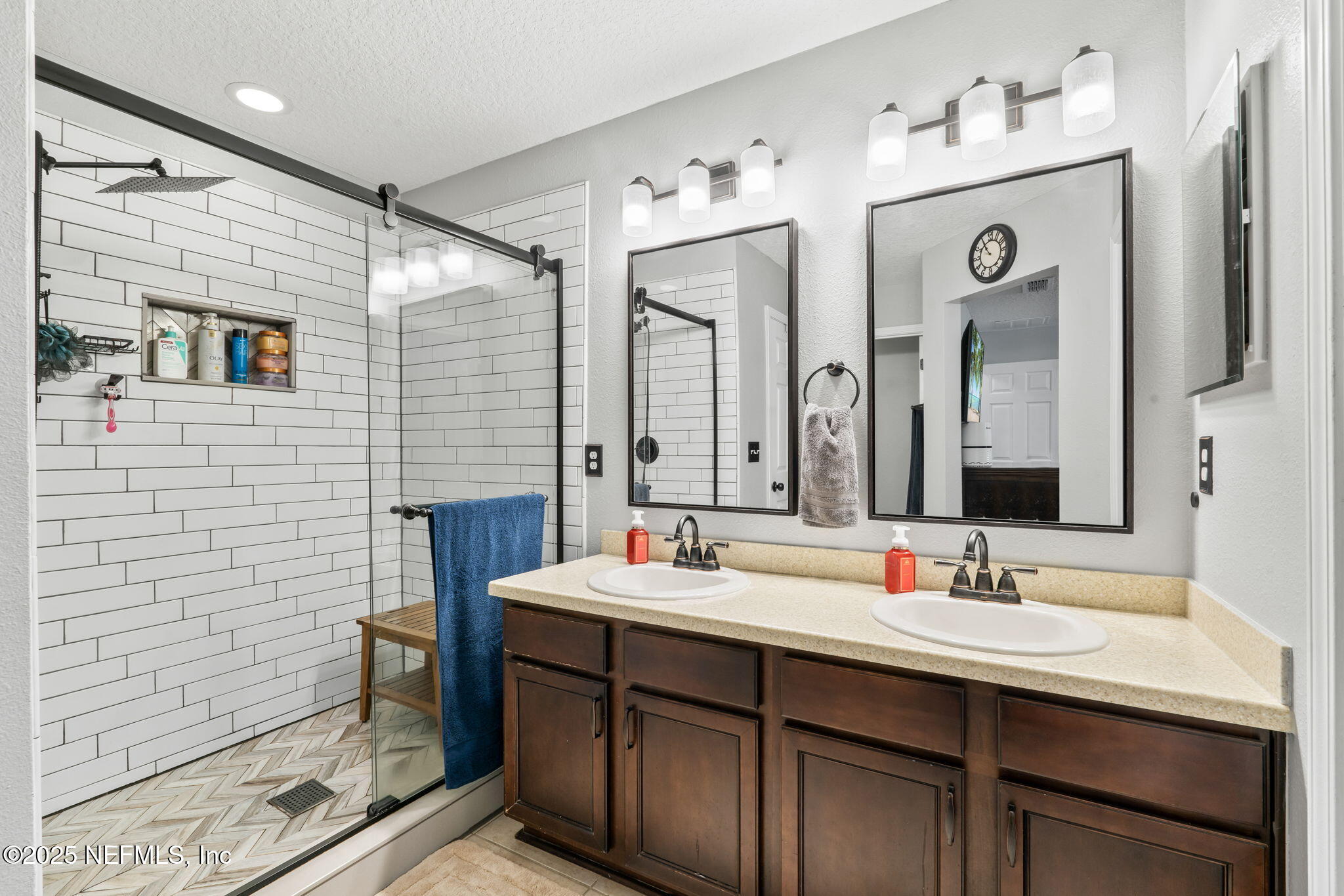 467 W NEW ENGLAND Drive