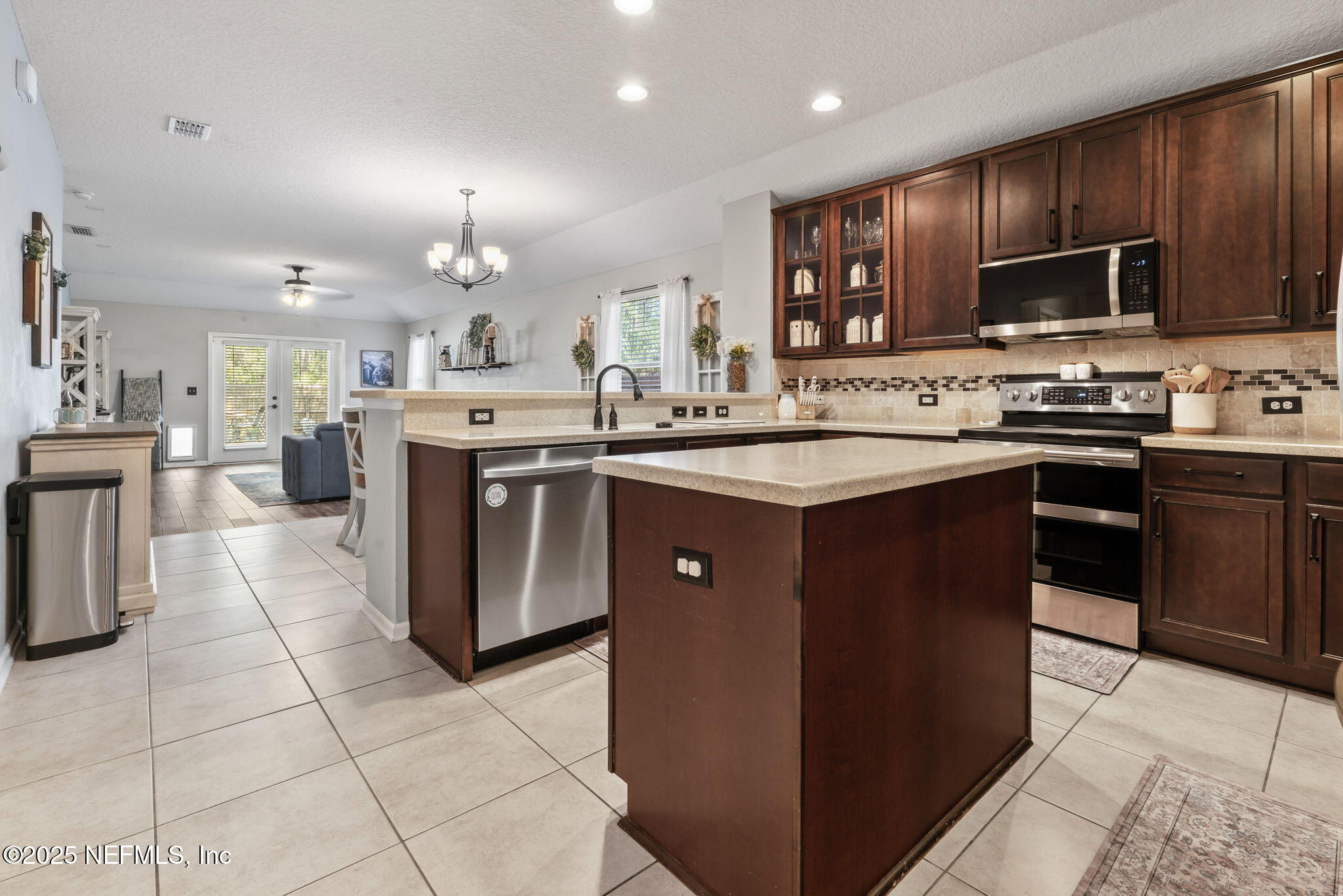 467 W NEW ENGLAND Drive