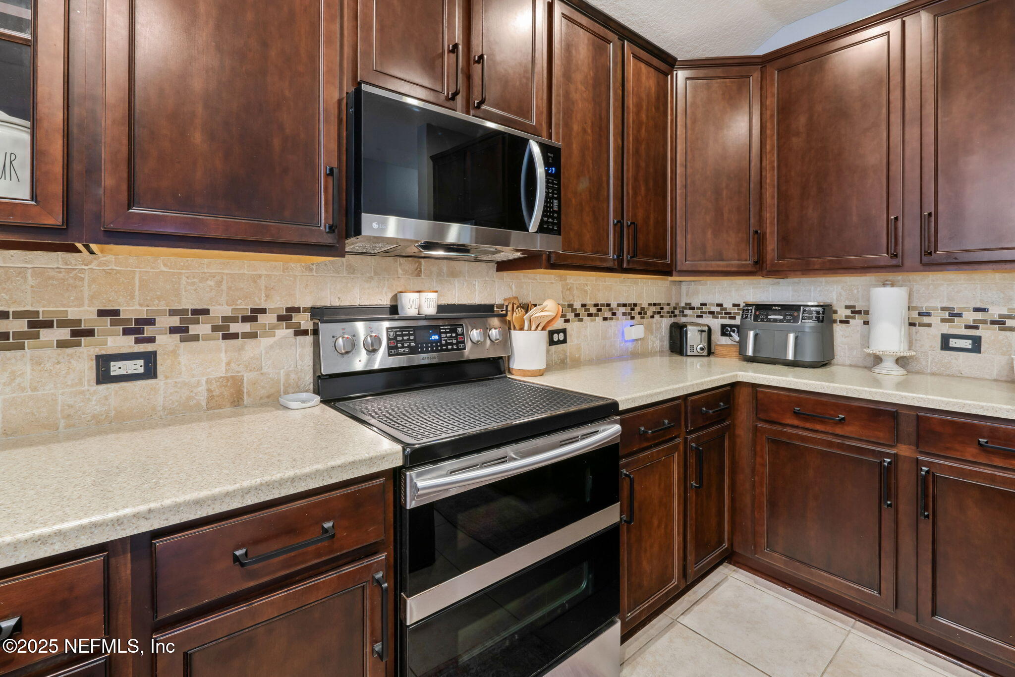 467 W NEW ENGLAND Drive