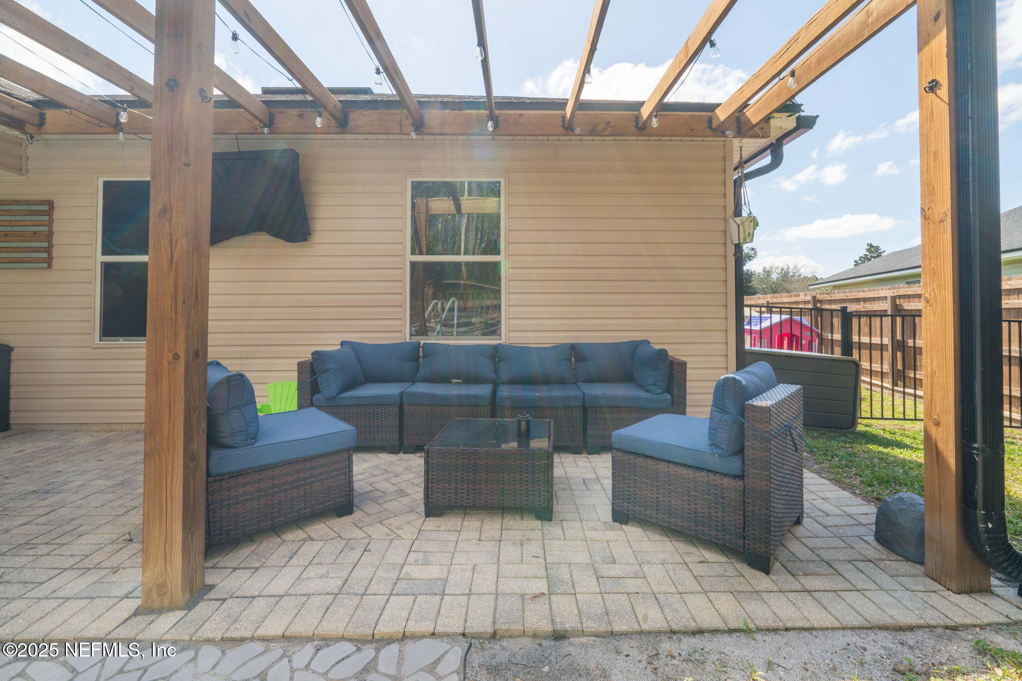 467 W NEW ENGLAND Drive