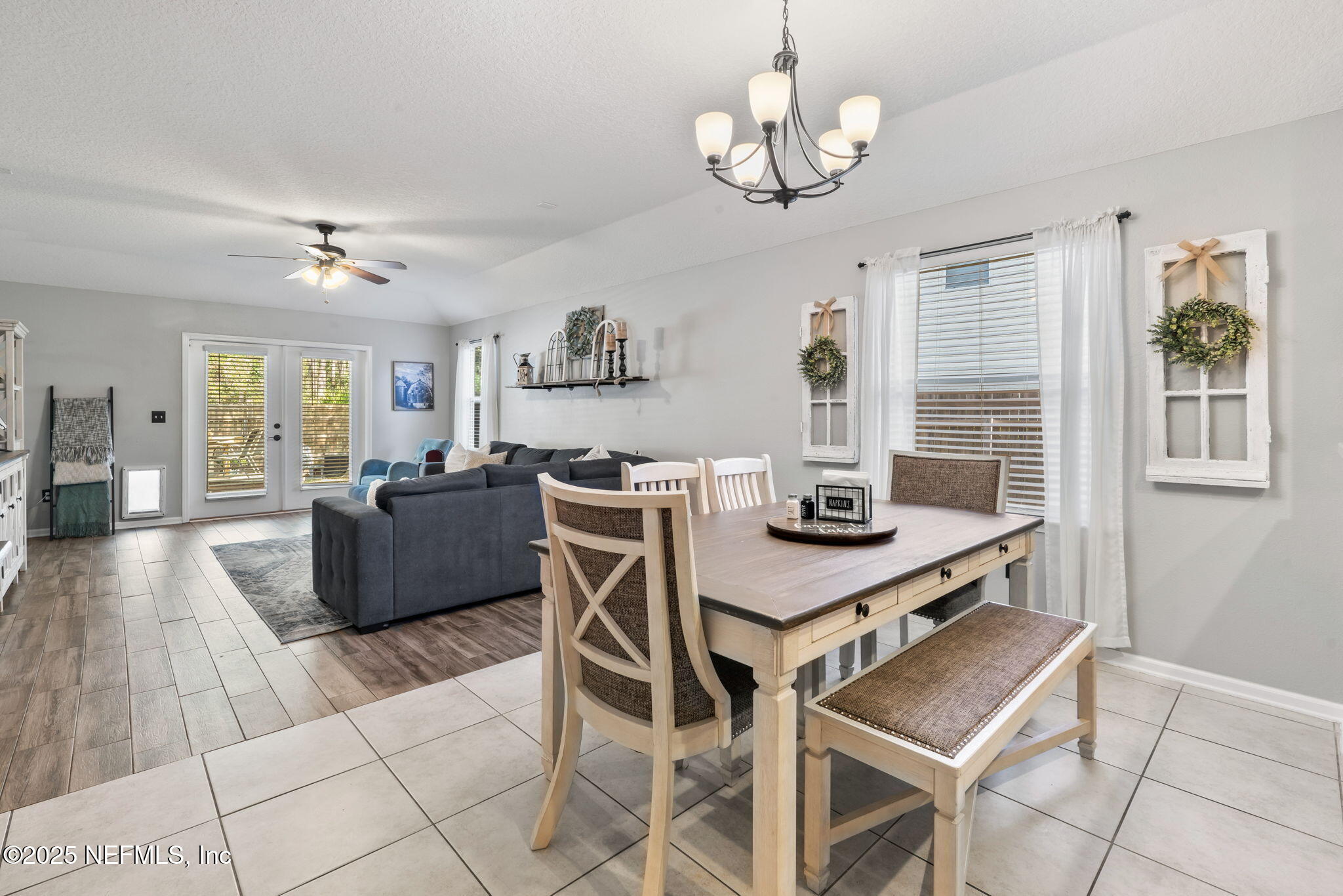 467 W NEW ENGLAND Drive