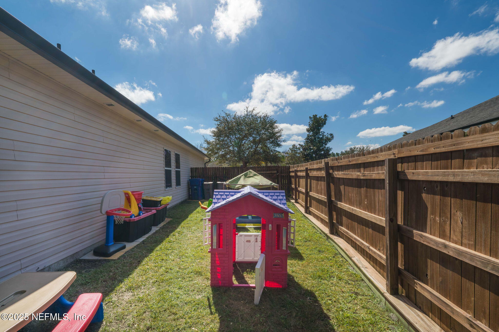 467 W NEW ENGLAND Drive