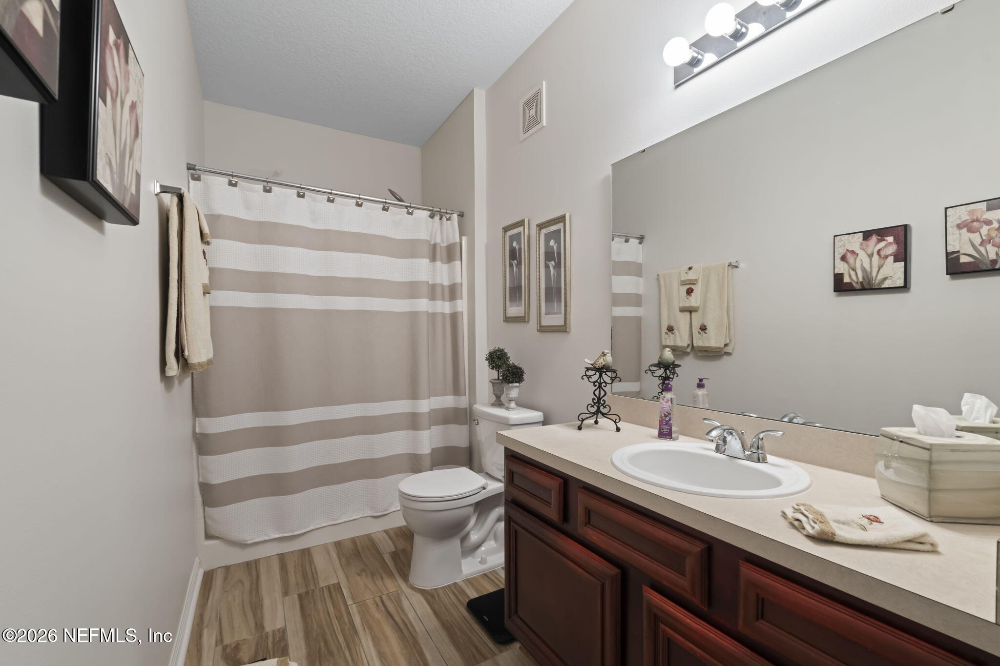 8218 GREEN PARROT Road 105