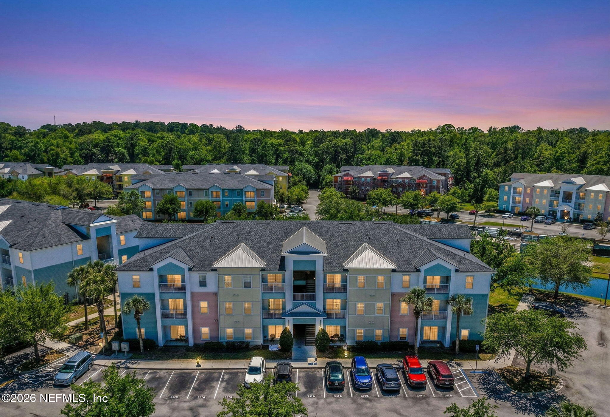 8218 GREEN PARROT Road 105