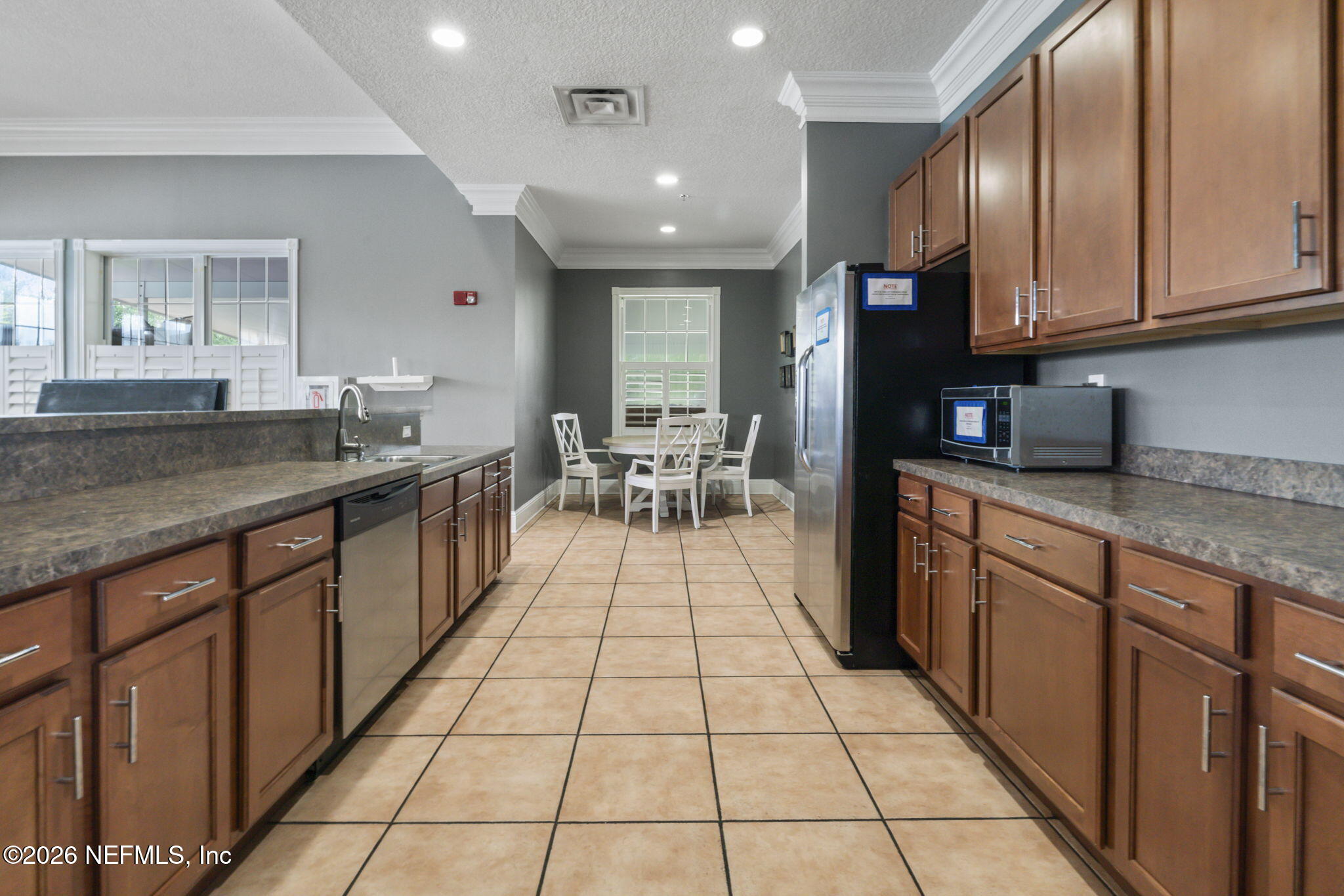 8218 GREEN PARROT Road 105