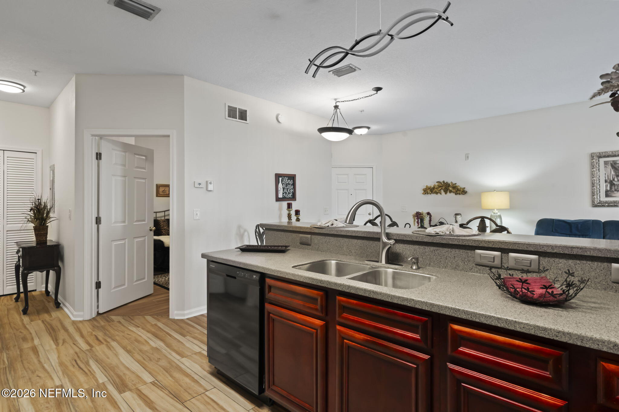 8218 GREEN PARROT Road 105