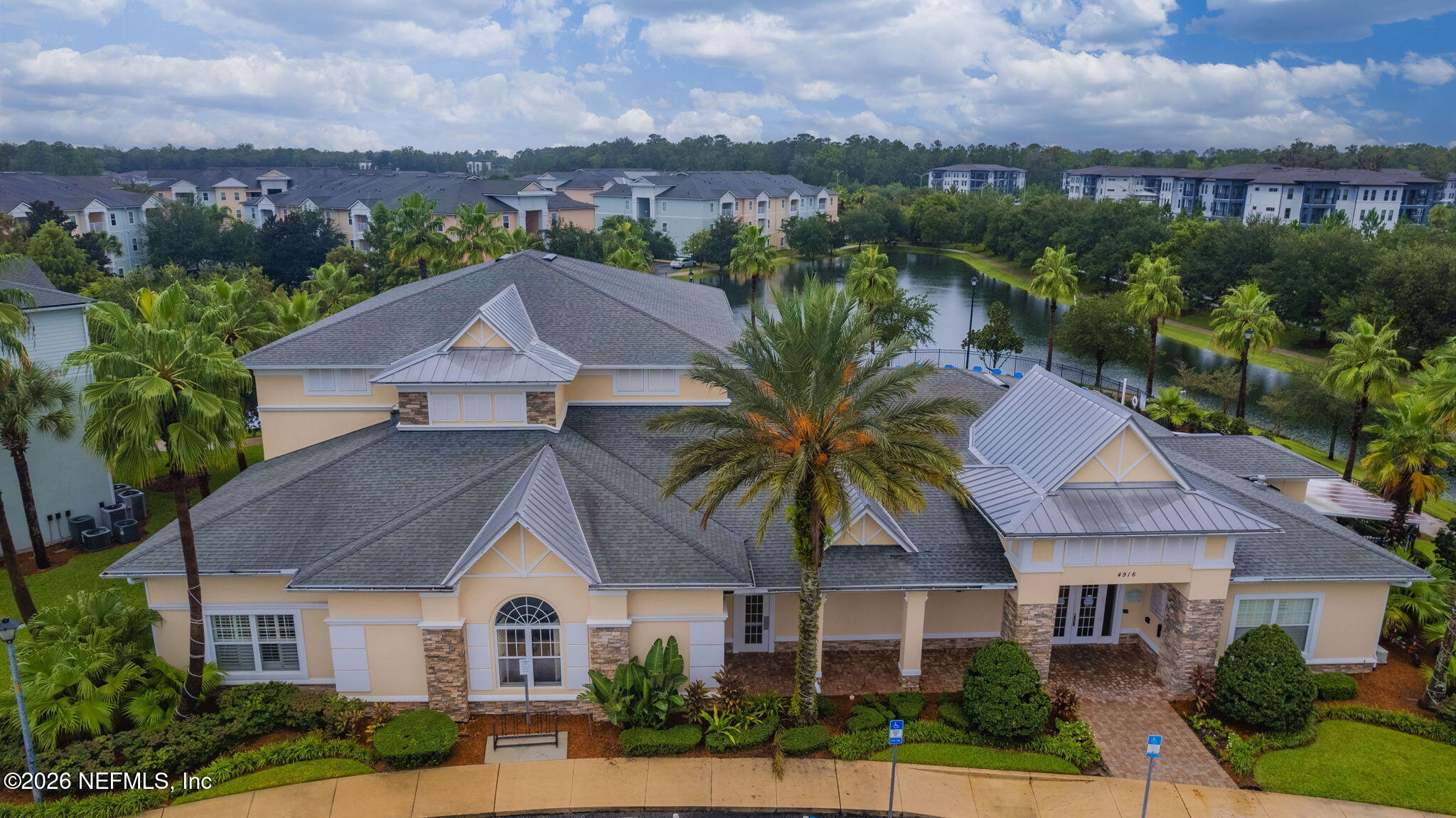 8218 GREEN PARROT Road 105