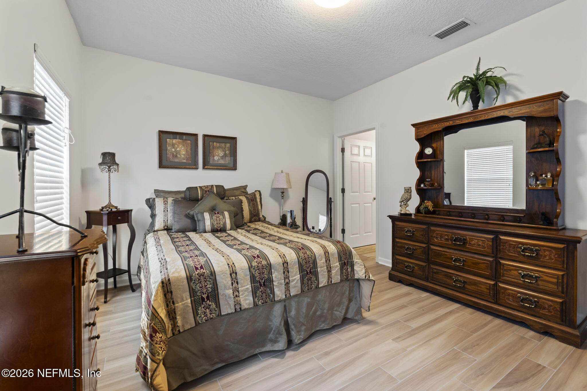 8218 GREEN PARROT Road 105