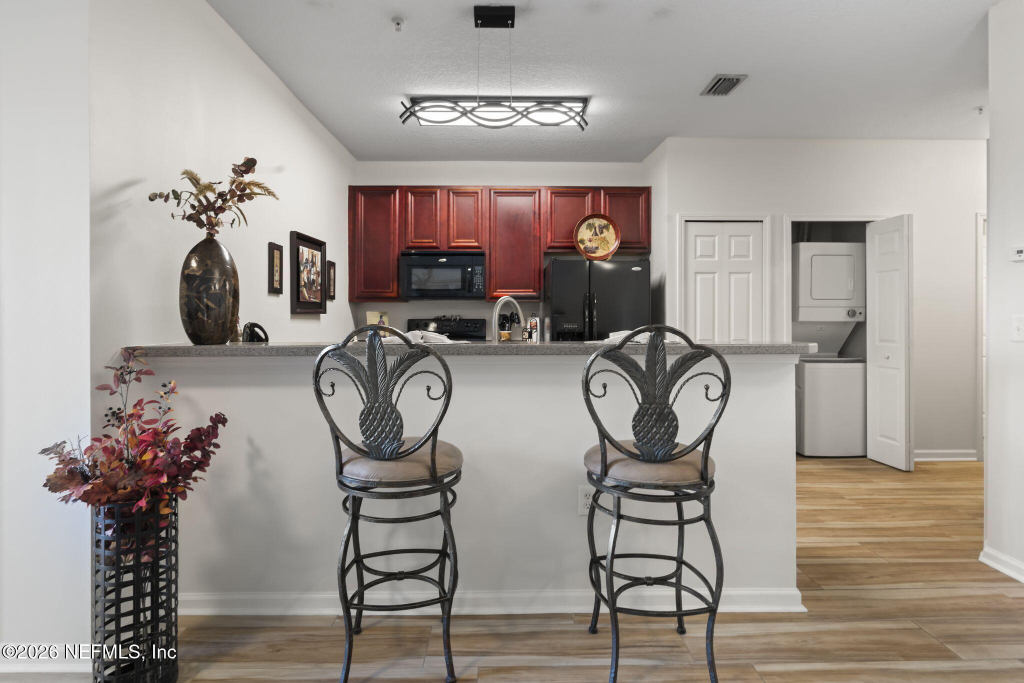 8218 GREEN PARROT Road 105