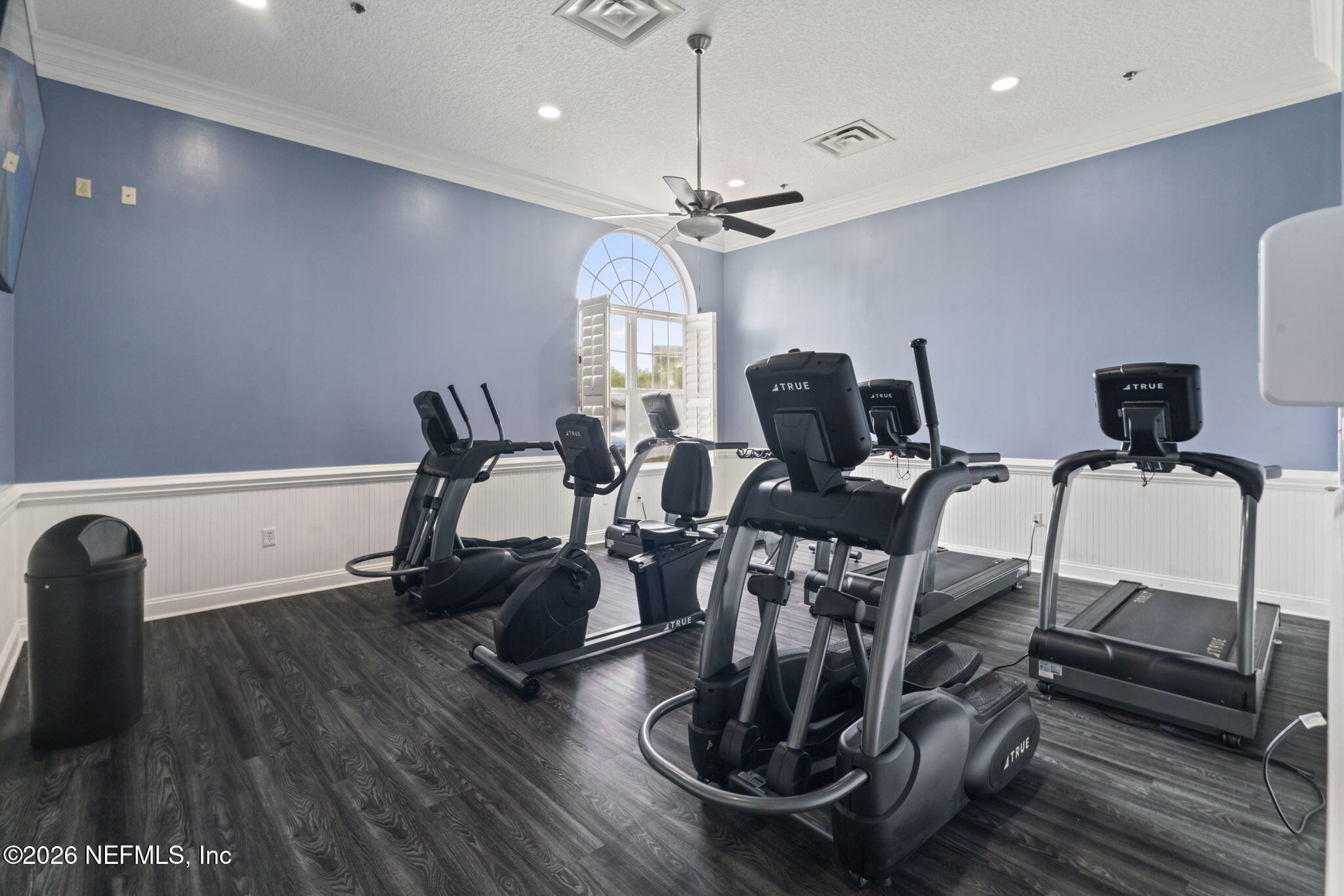 8218 GREEN PARROT Road 105