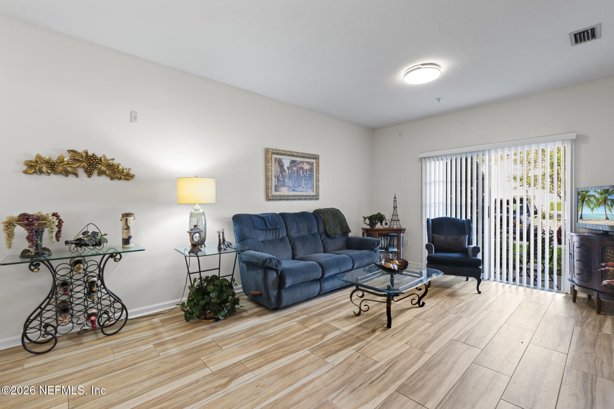 8218 GREEN PARROT Road 105