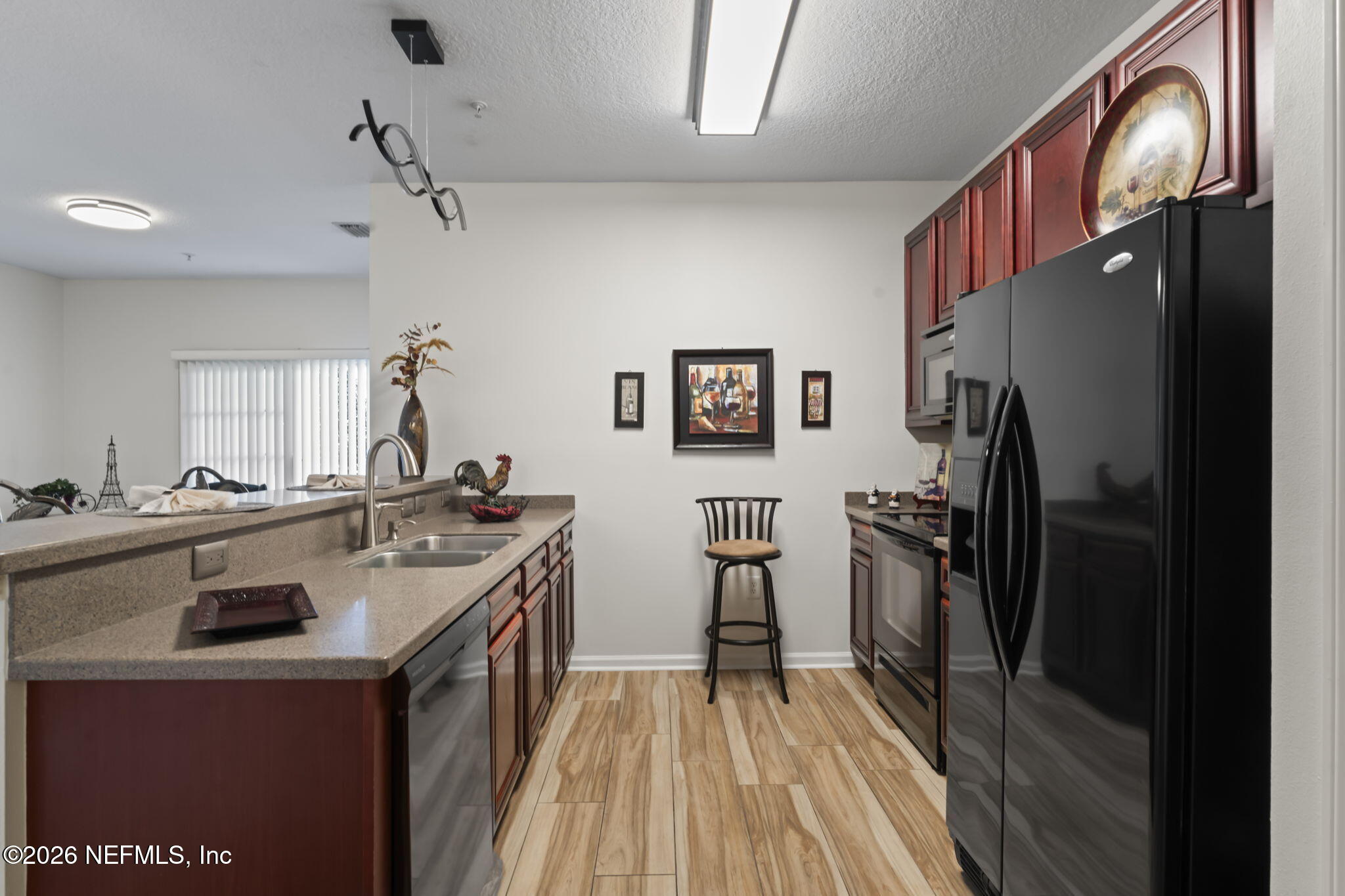 8218 GREEN PARROT Road 105