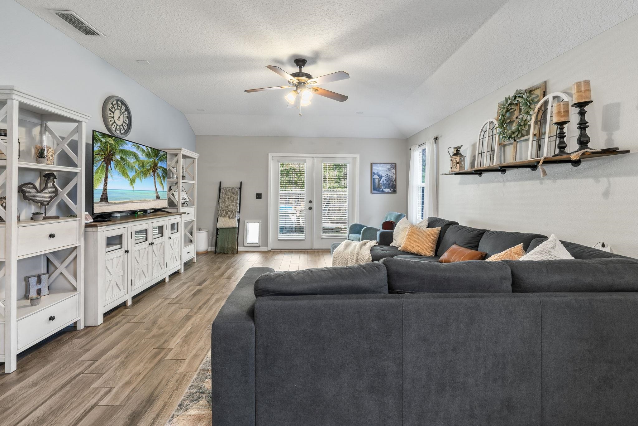 467 W New England Dr