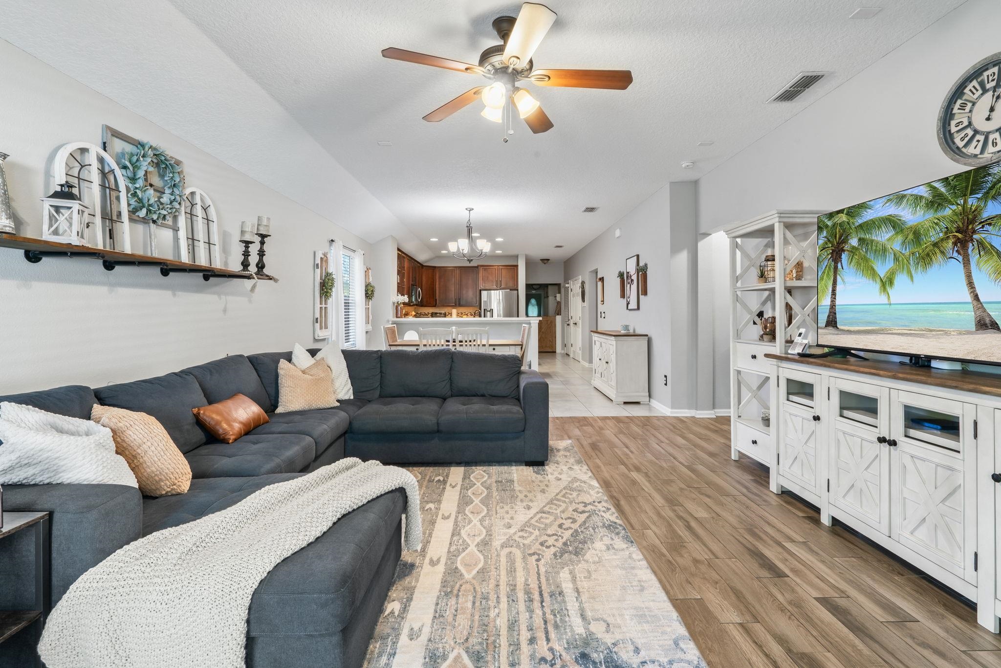 467 W New England Dr