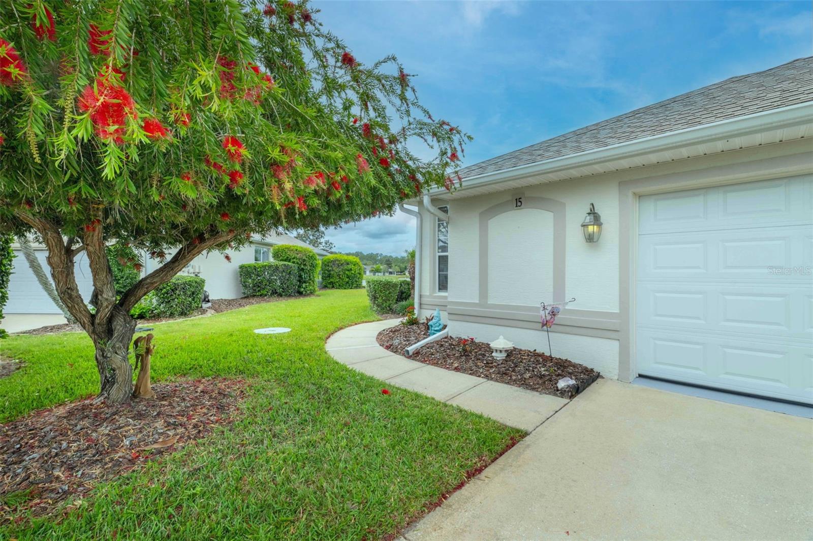 15 ROYALE LN