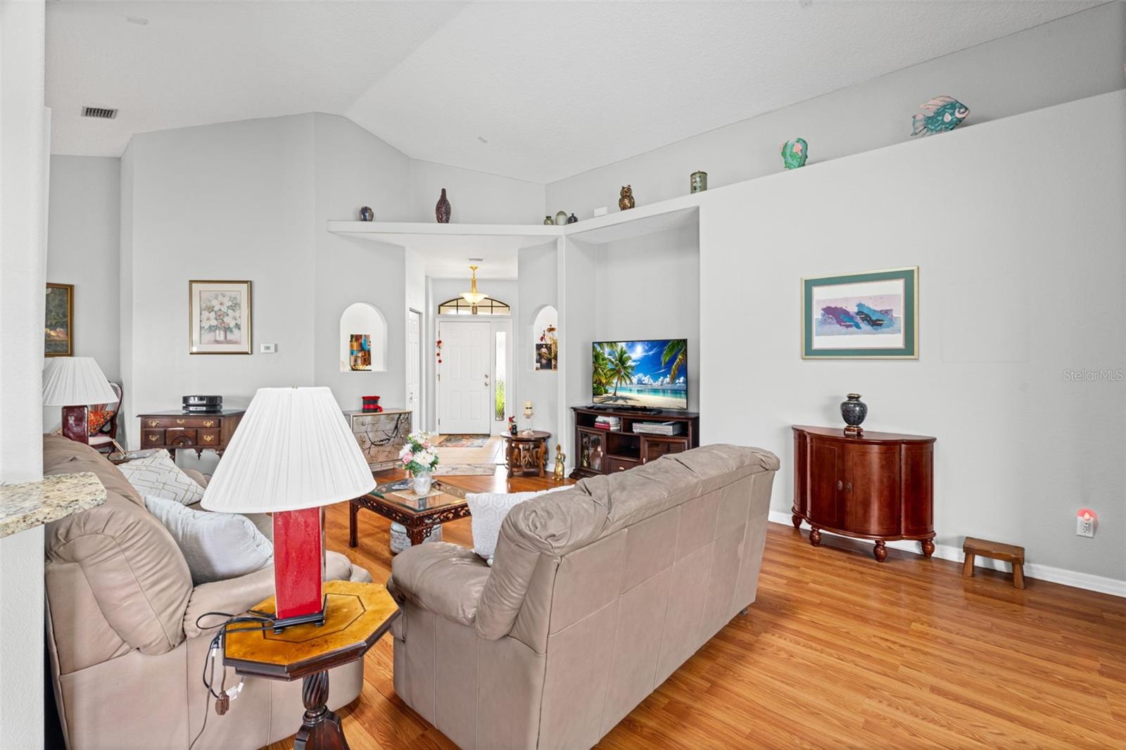 15 ROYALE LN