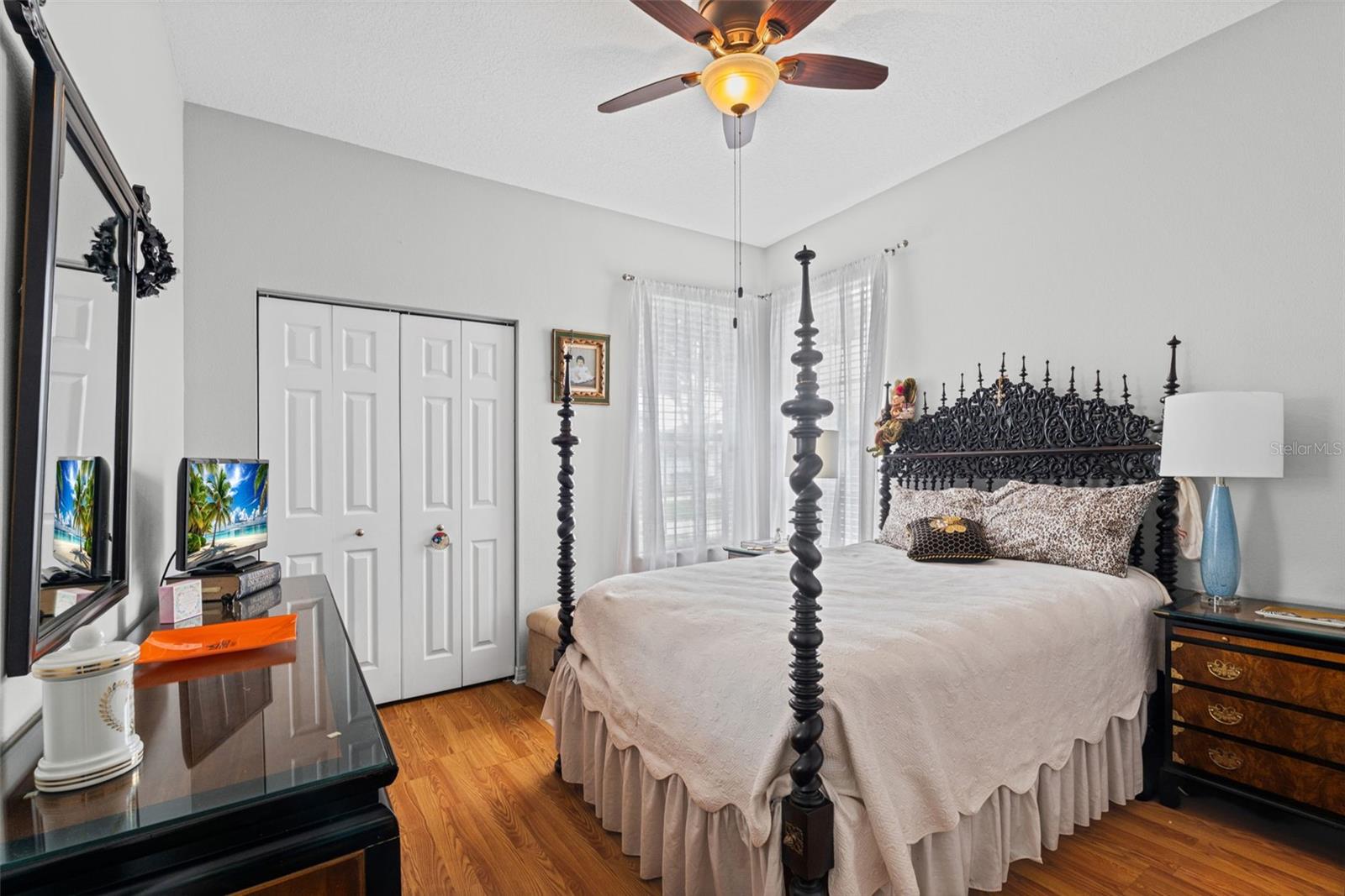 15 ROYALE LN