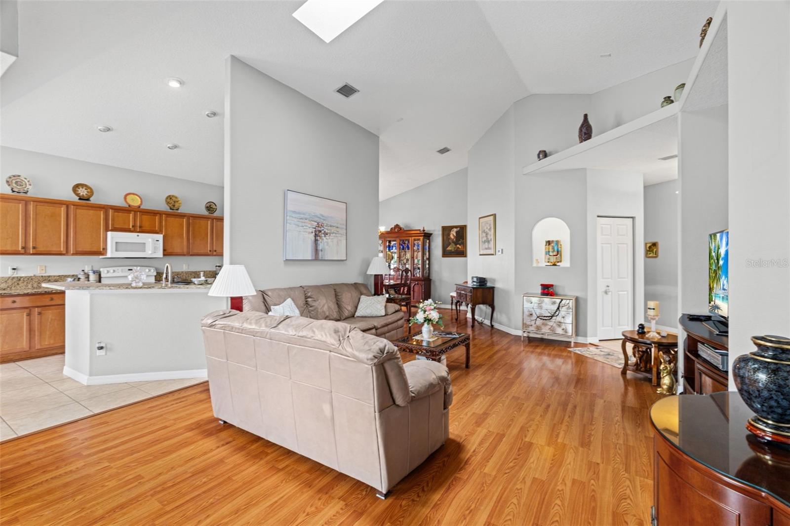 15 ROYALE LN