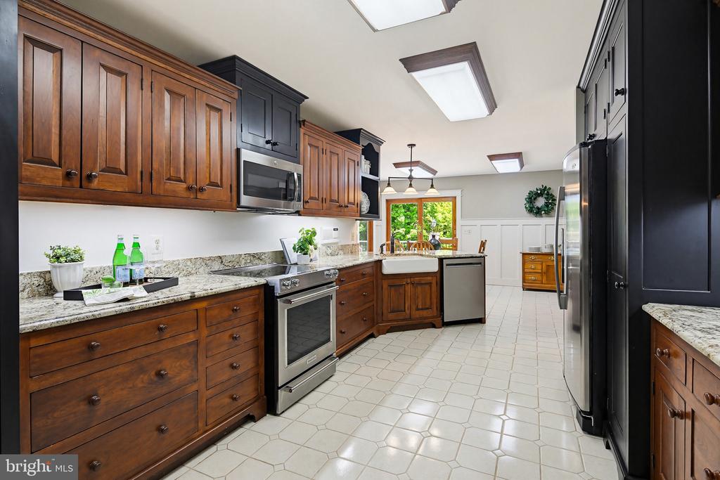 6111 EMERALD LANE