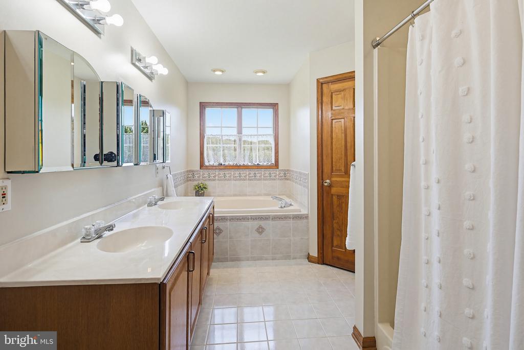 6111 EMERALD LANE