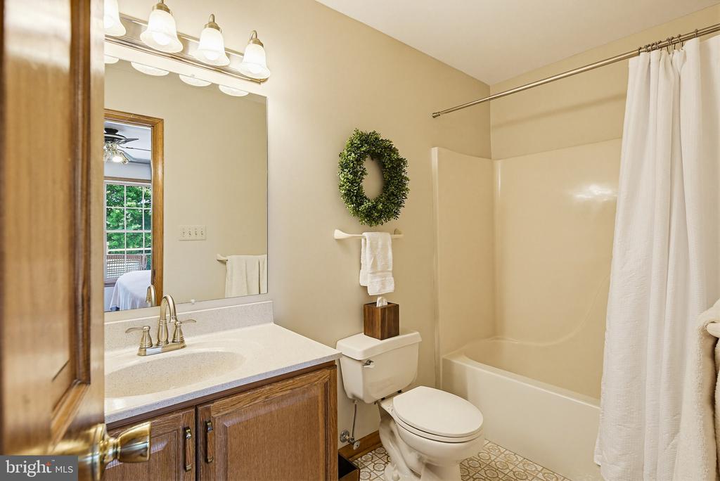 6111 EMERALD LANE