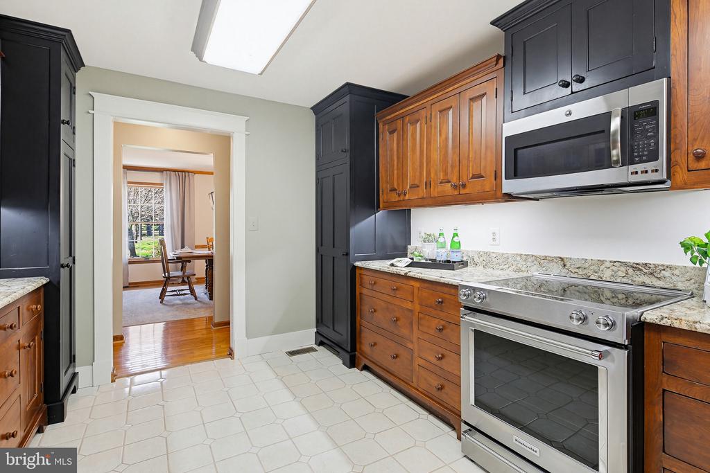 6111 EMERALD LANE