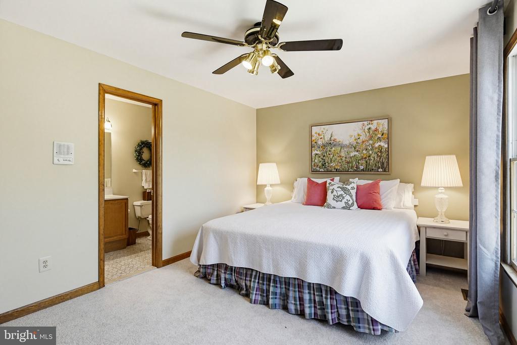 6111 EMERALD LANE