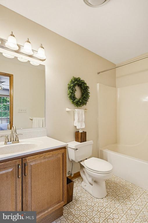 6111 EMERALD LANE