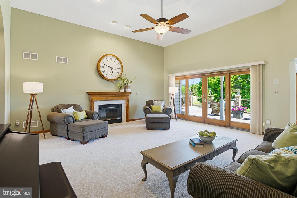 6111 EMERALD LANE