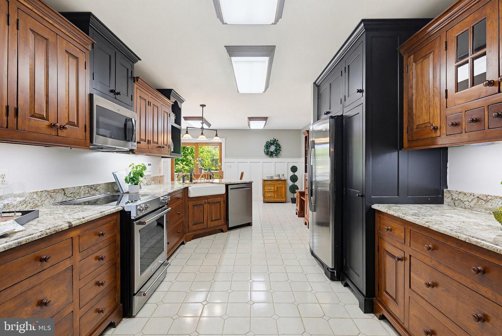 6111 EMERALD LANE