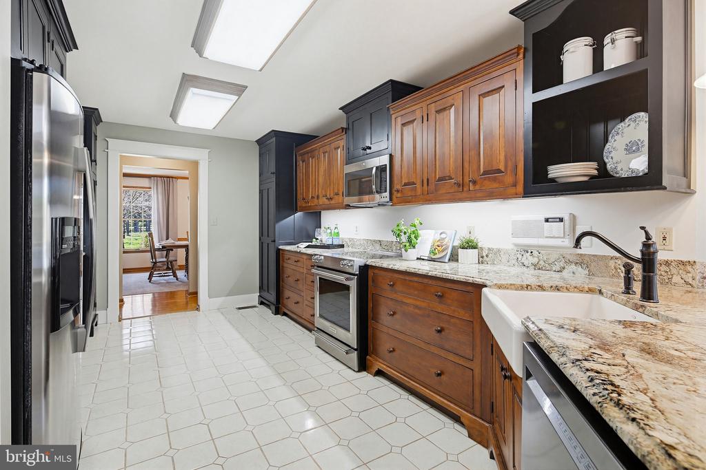6111 EMERALD LANE