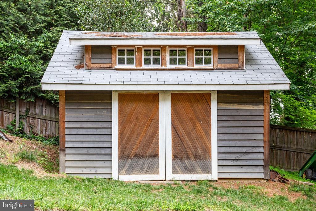 5421 HUCKLEBERRY LANE